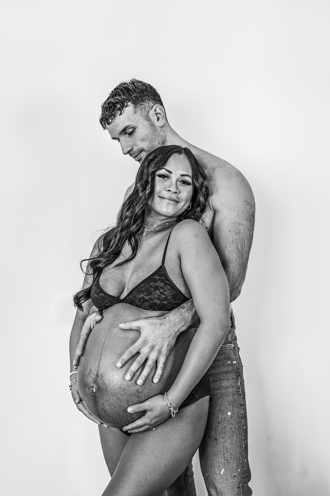 A timeless photoshoot with an expecting mother and father in Edmonton Alberta 