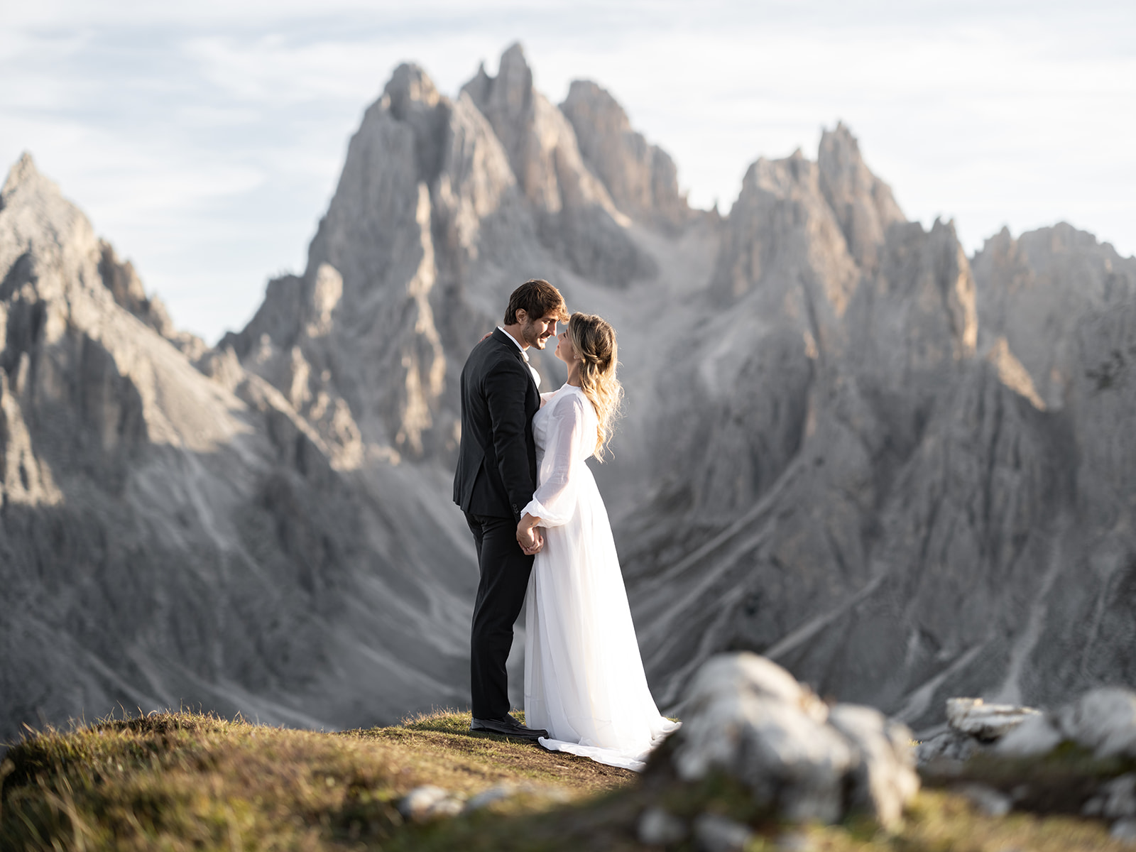 Couple Kissing during their elopement in the Dolomites
