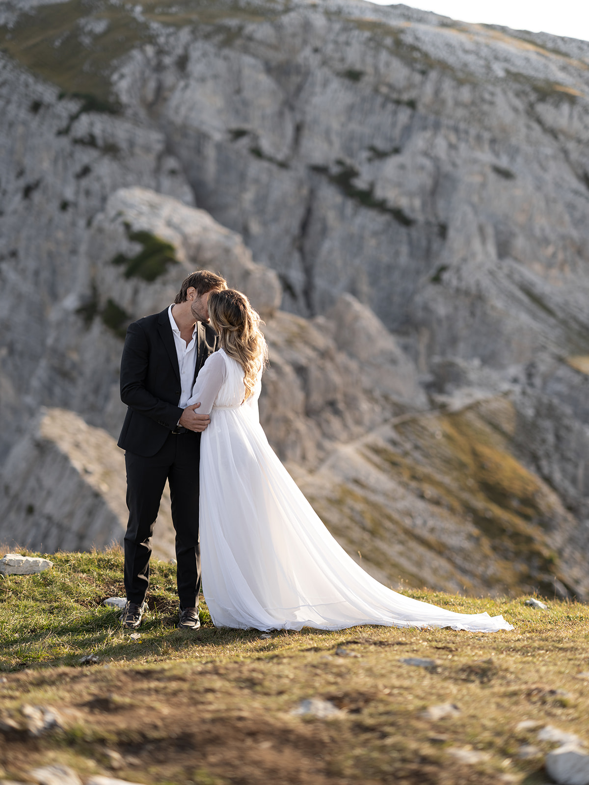 couple kissing on their wedding day in the dolomites 