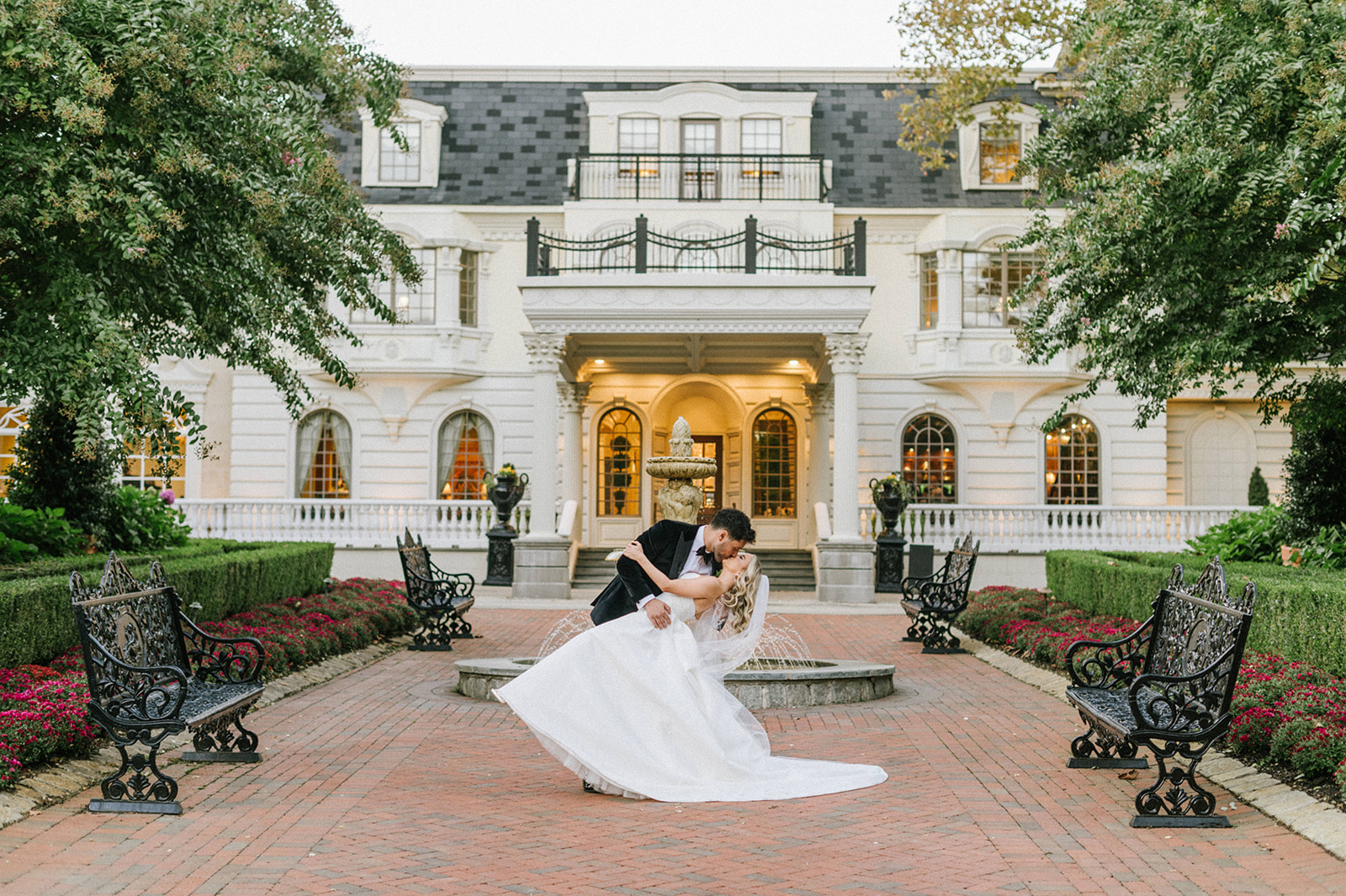 A couple shares a romantic moment at Ashford Estate.