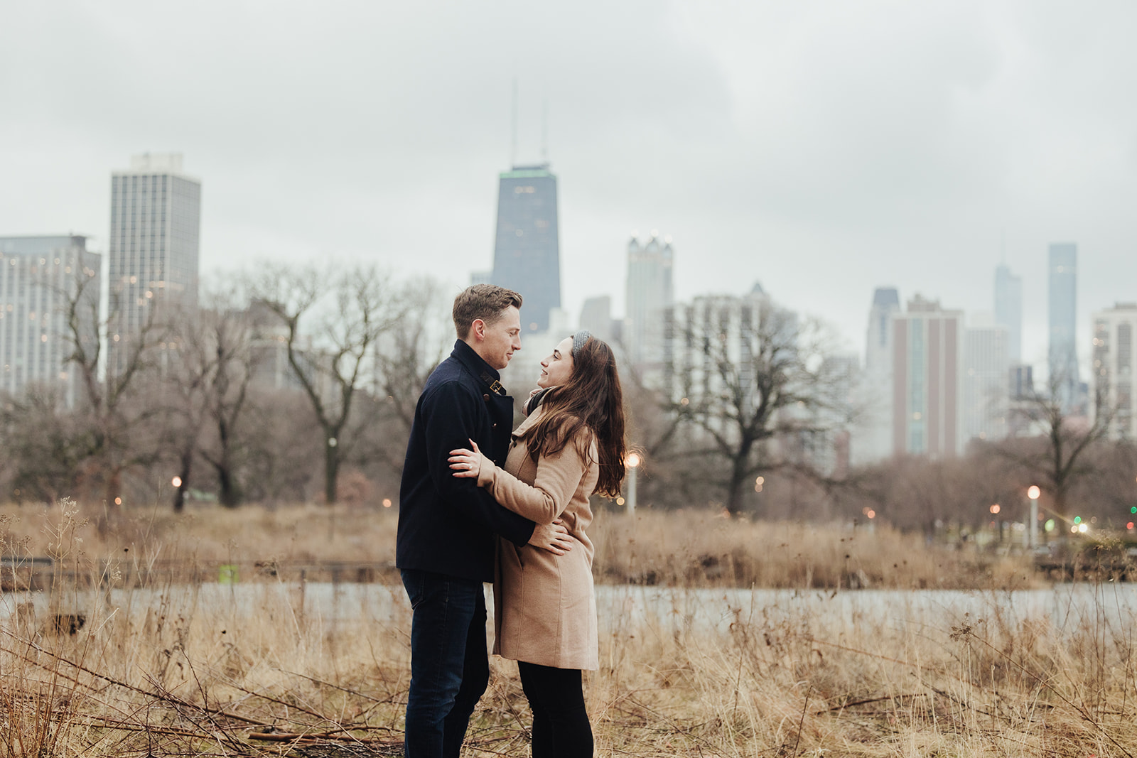 couples photography in front of the Chicago skyline in Lincoln Park