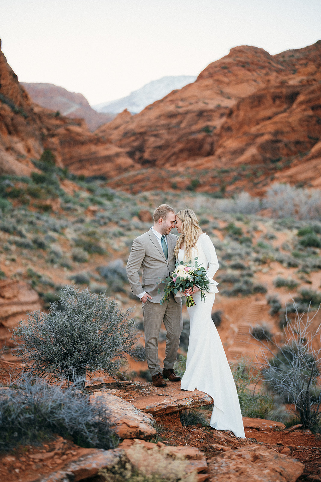 couple kissing in red rock canyon