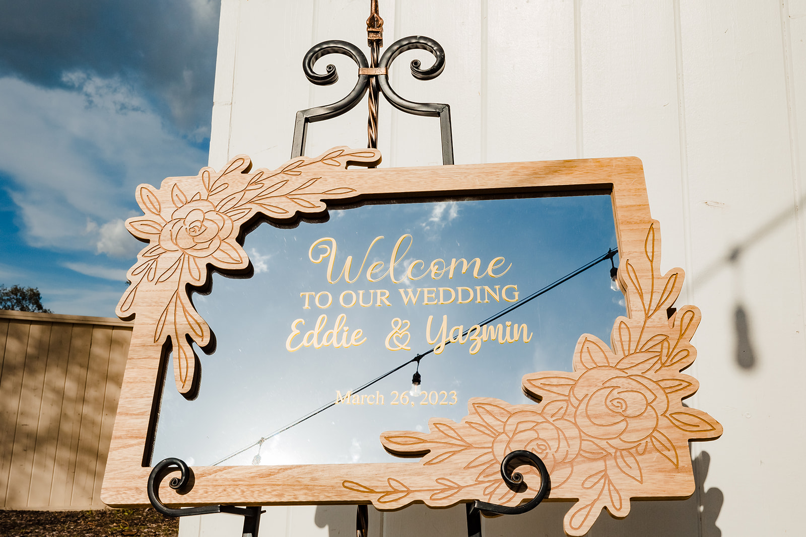 Mirrored wedding welcome sign with wooden frame and engraved flowers