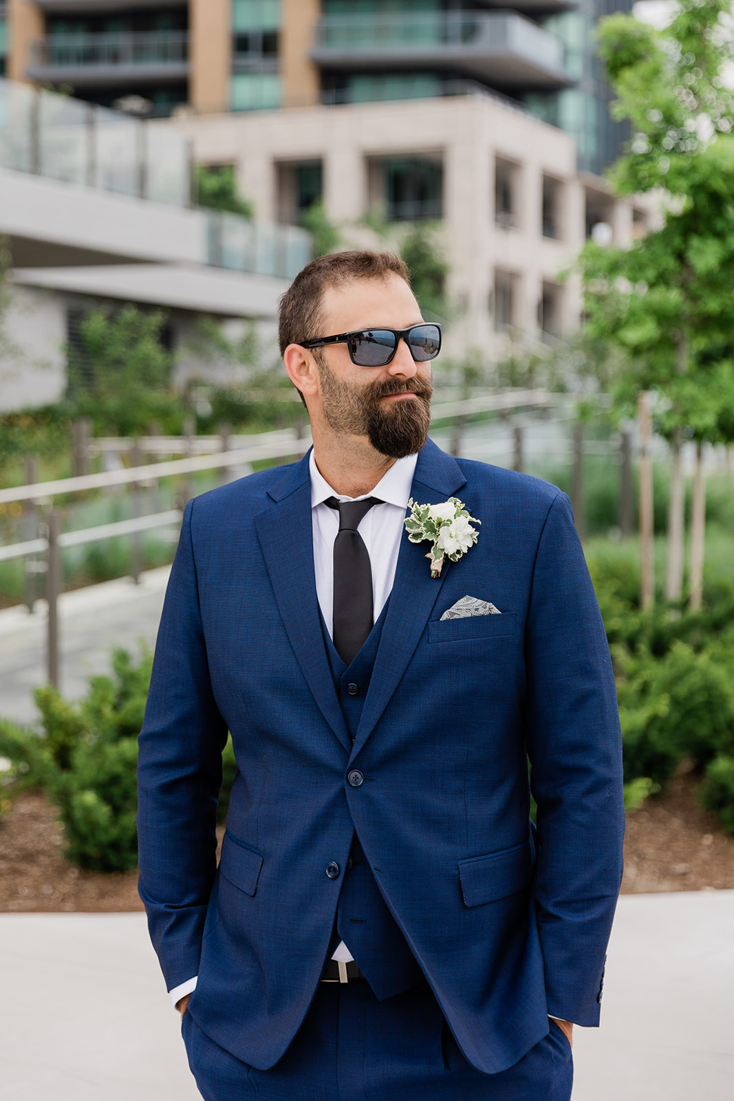 groom with sunglasses at pearle hotel wedding by jess collins photography