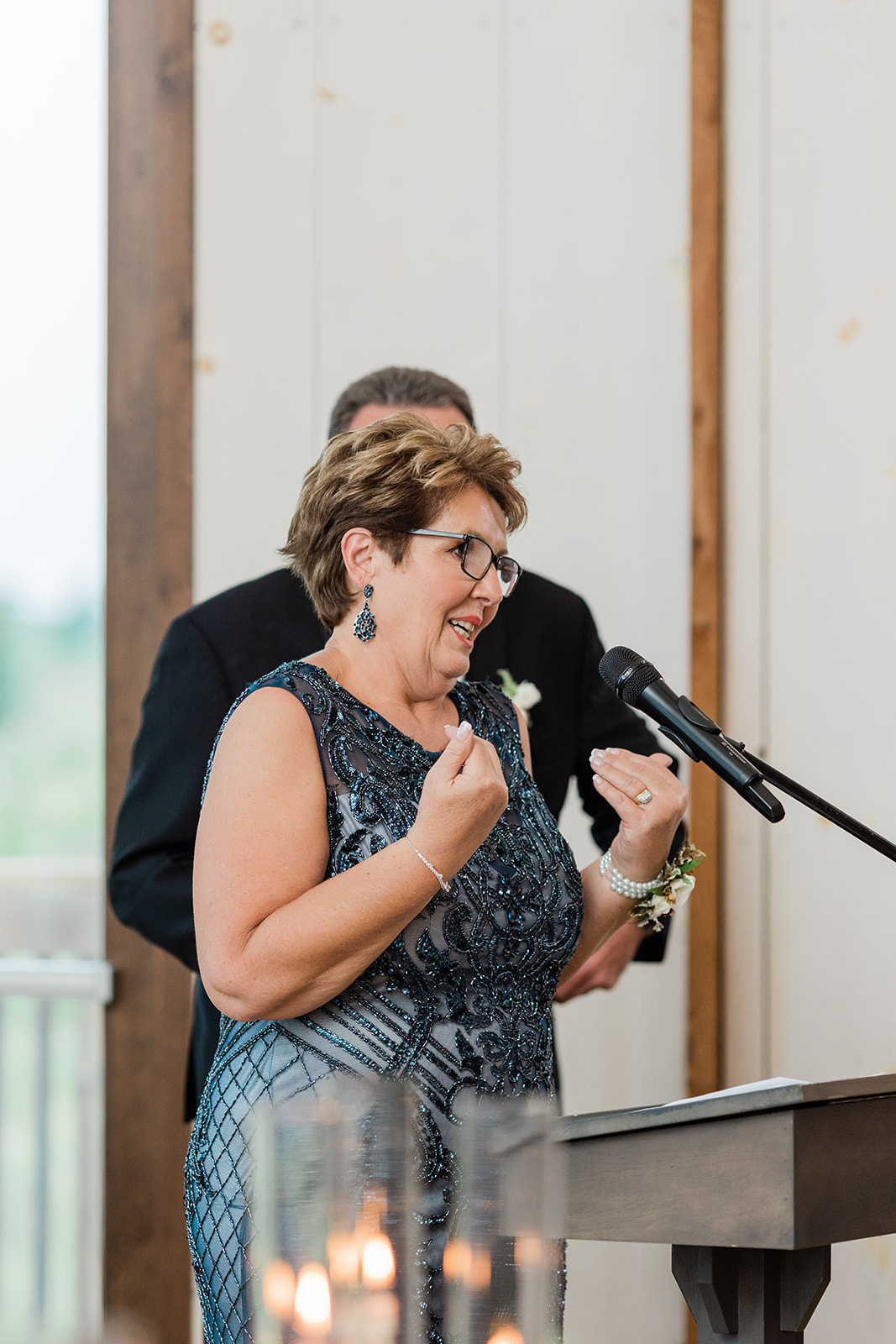 mom speech at farm to table wedding by jess collins photography
