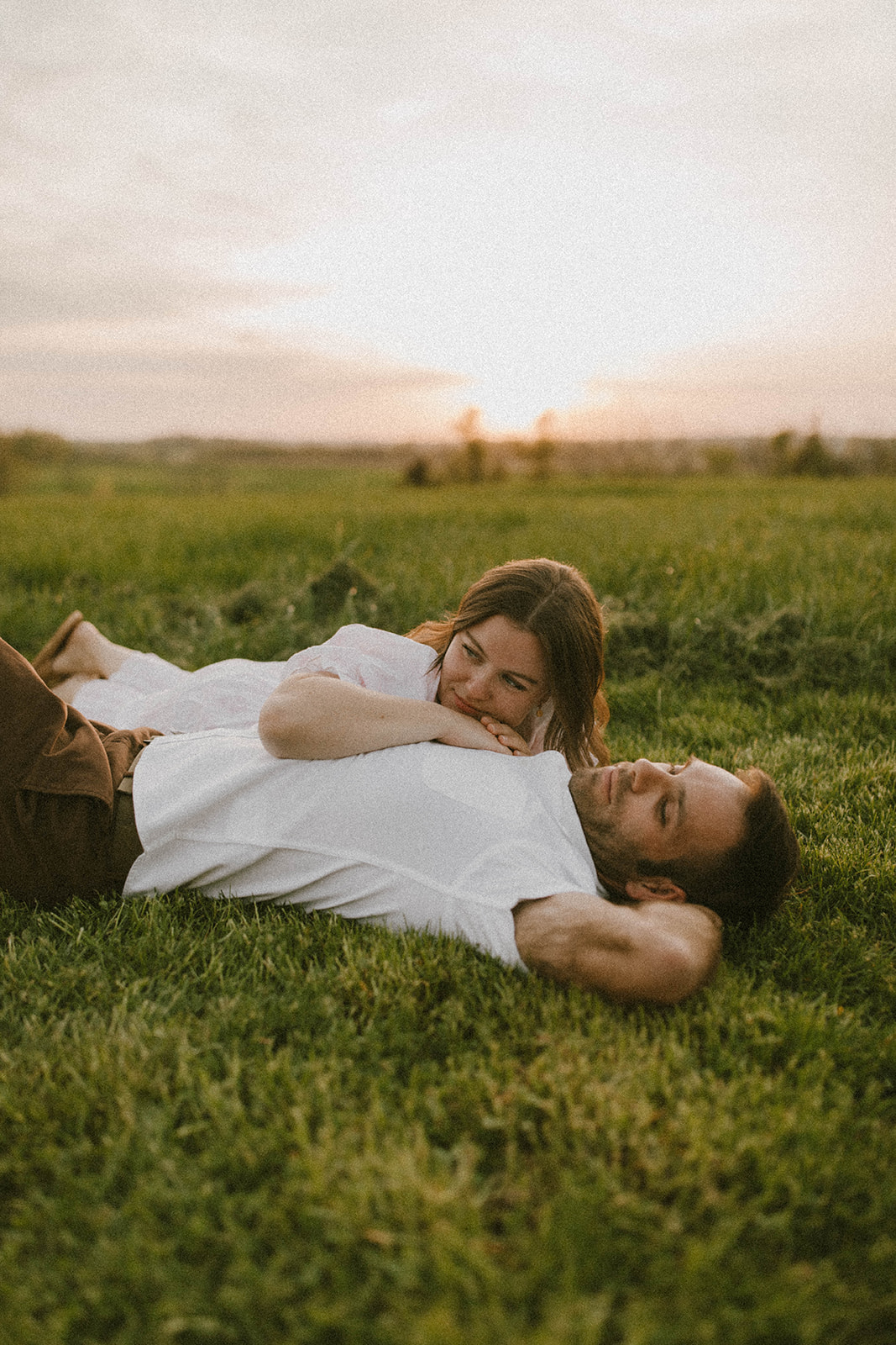couples photo shoot in a field in pennsylvania